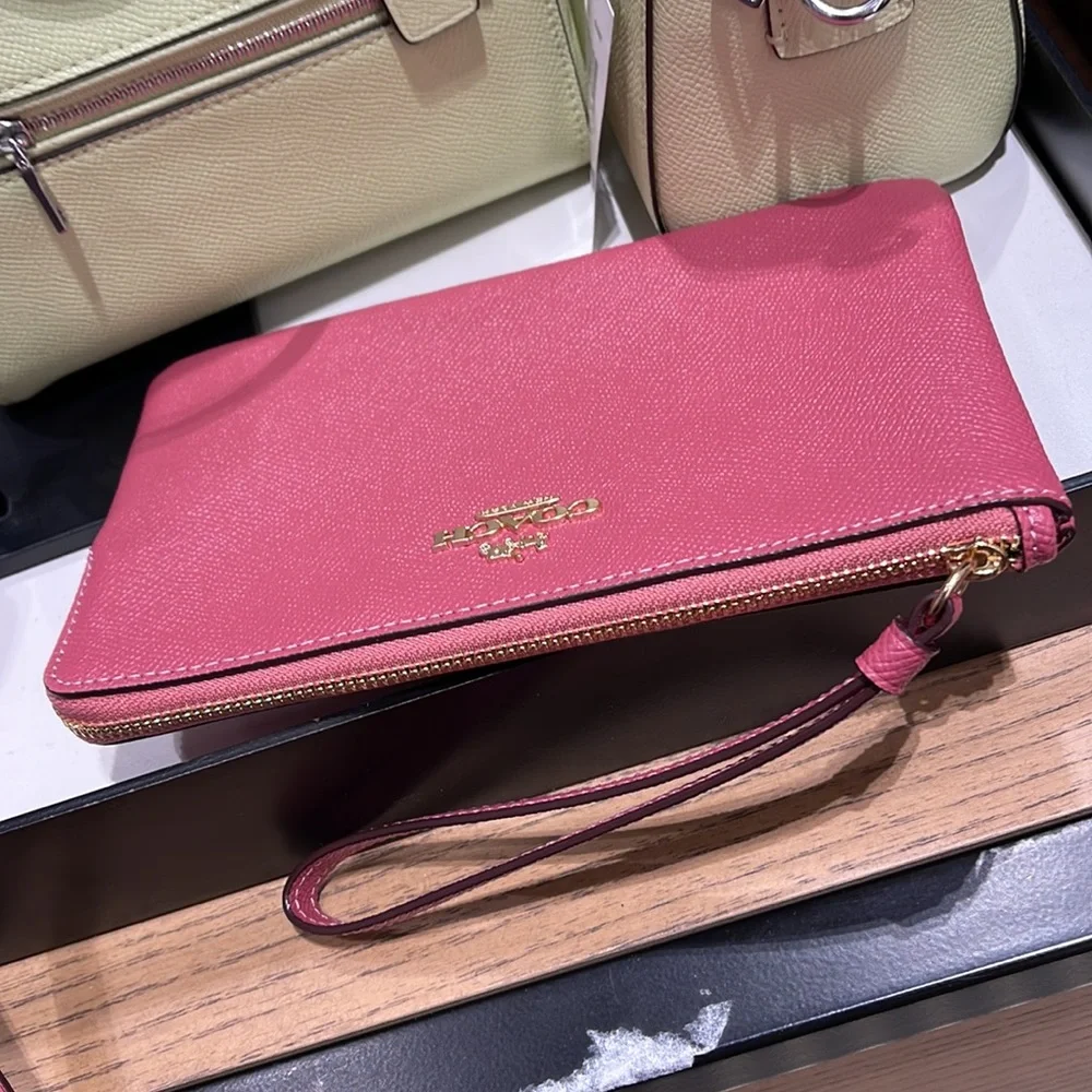 Coach Large Corner Zip Wristlet IM/Rouge